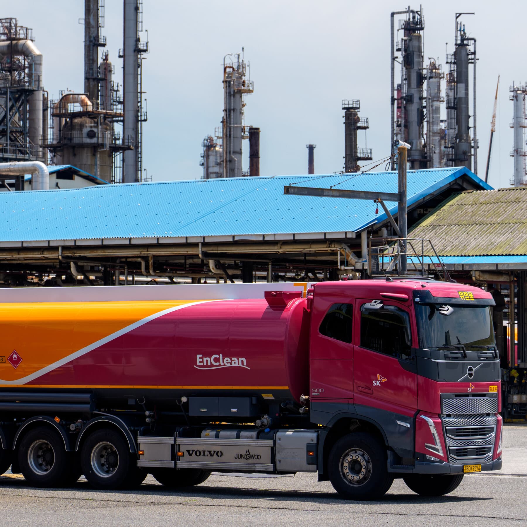 Oil prices rise amid U.S.-Iran negotiations and Strait of Hormuz reopening.