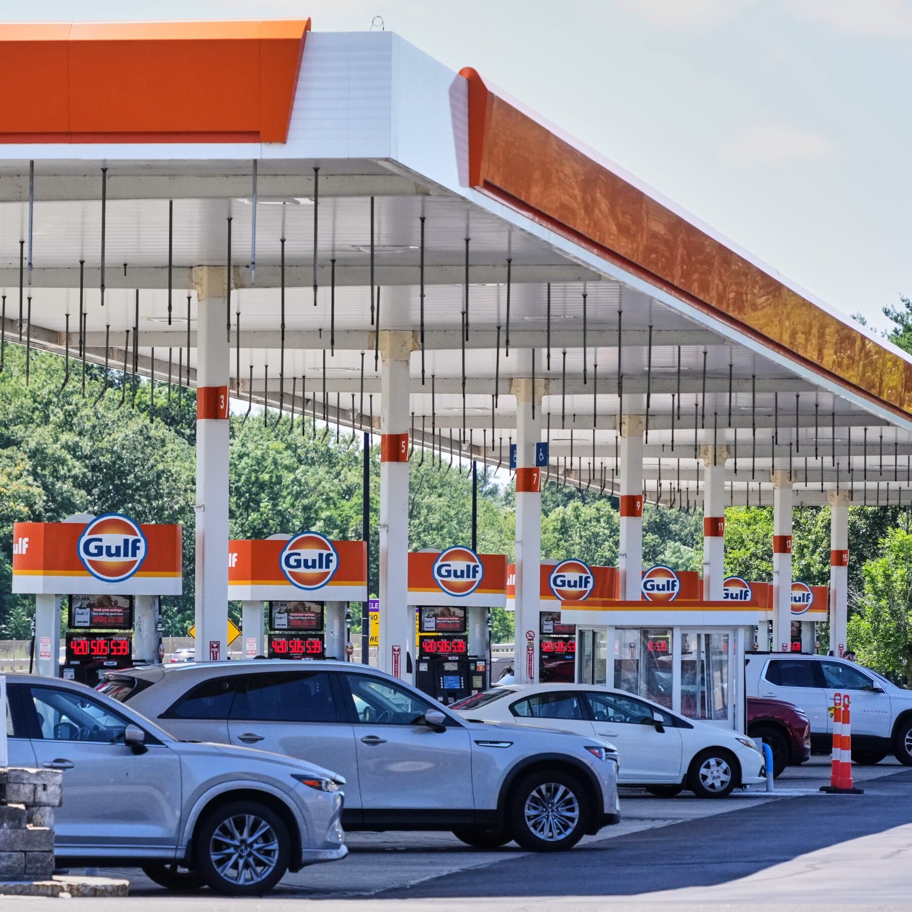 Rising gas prices in the US linked to Iran conflict and tariffs