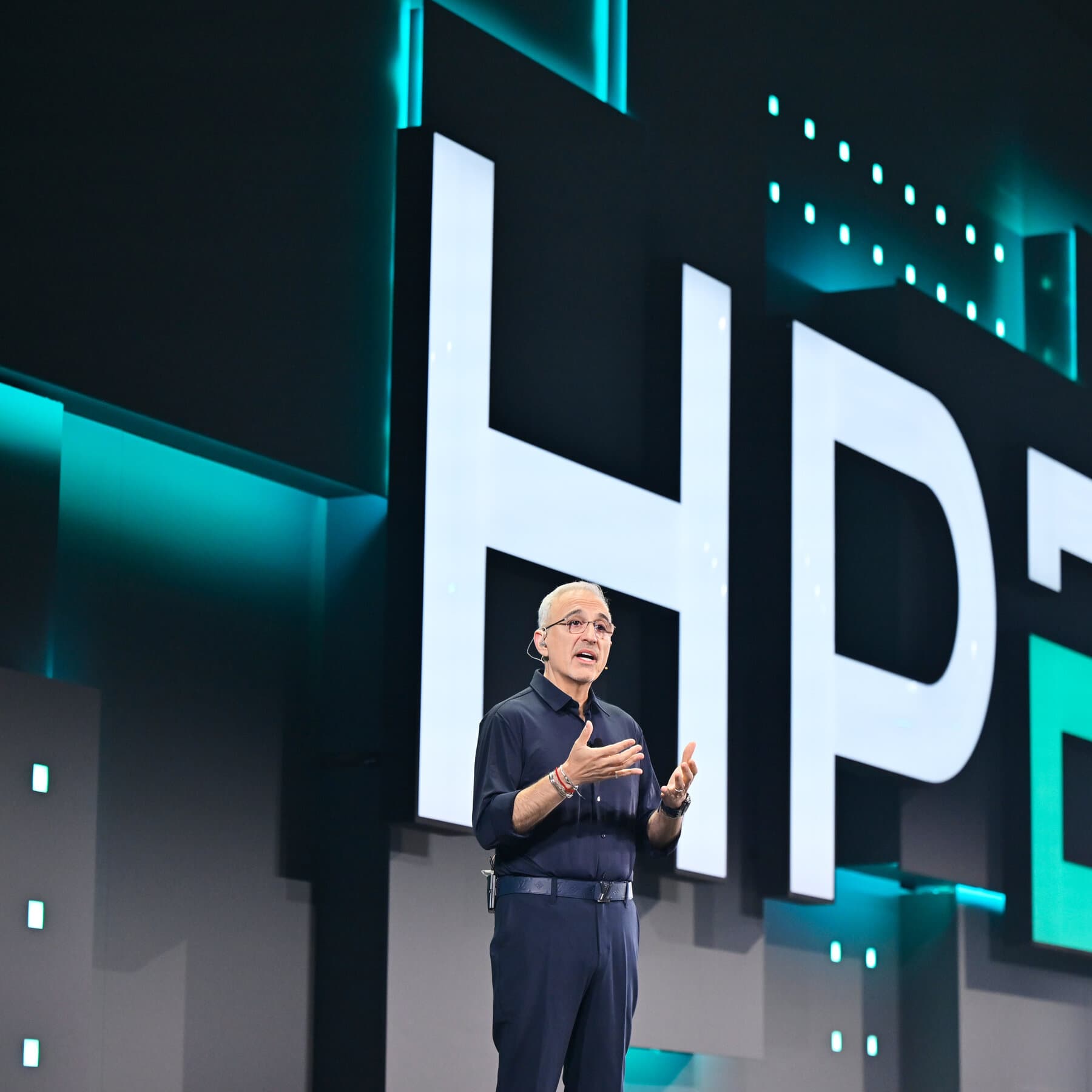 HPE and Juniper Networks logos with a gavel symbolizing court approval