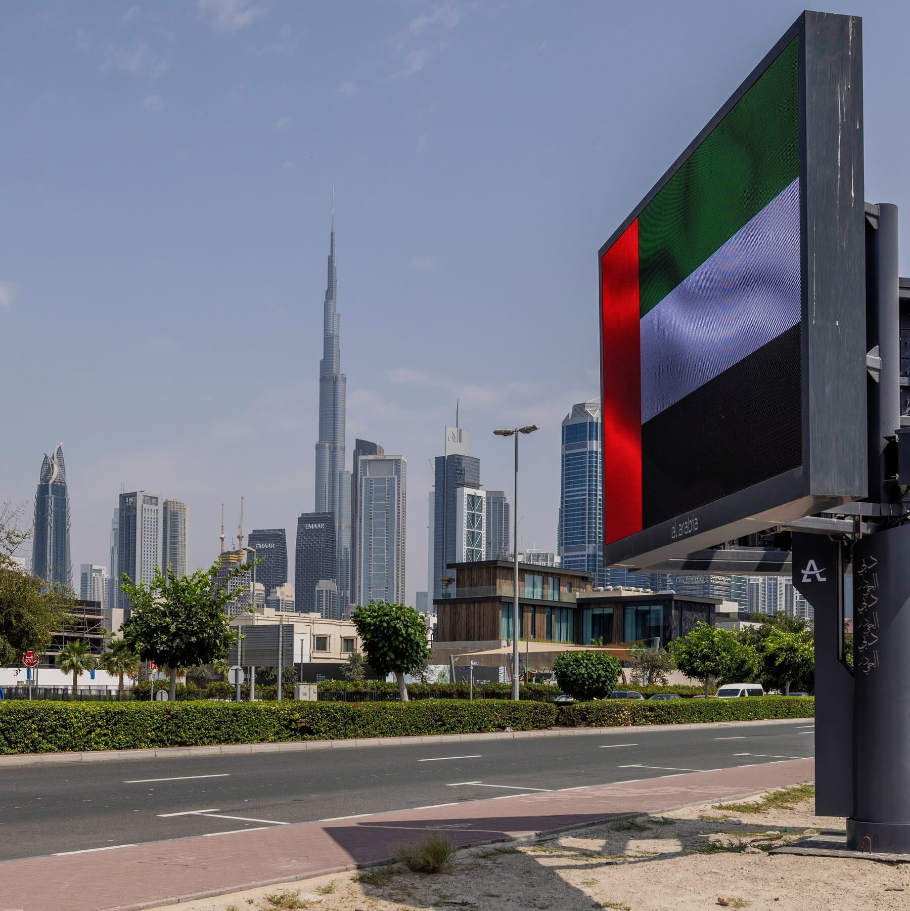 Infographic detailing the detention of Binance employees in the UAE and its implications for the cryptocurrency market.