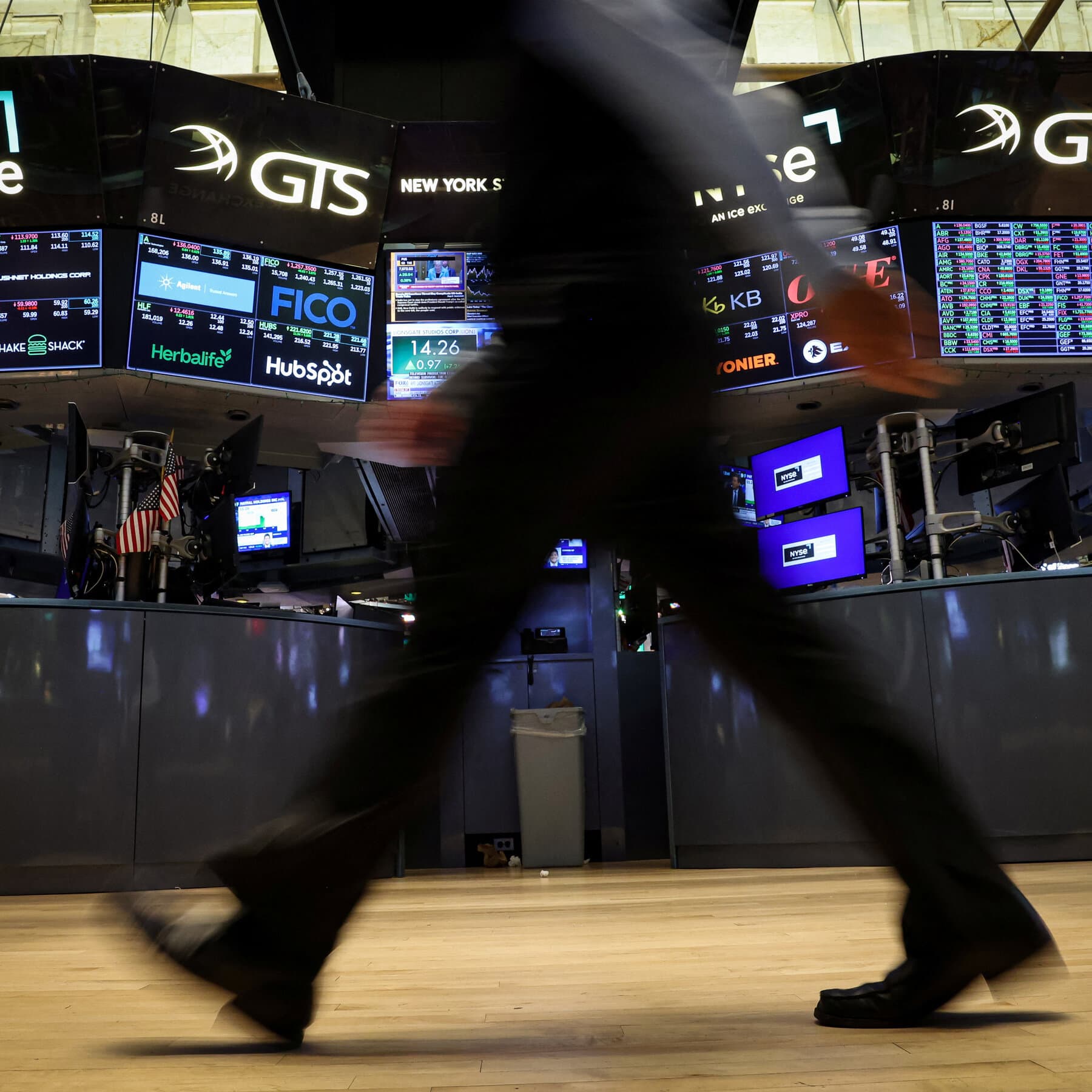 A graph showing the decline of U.S. stock markets alongside rising oil prices.
