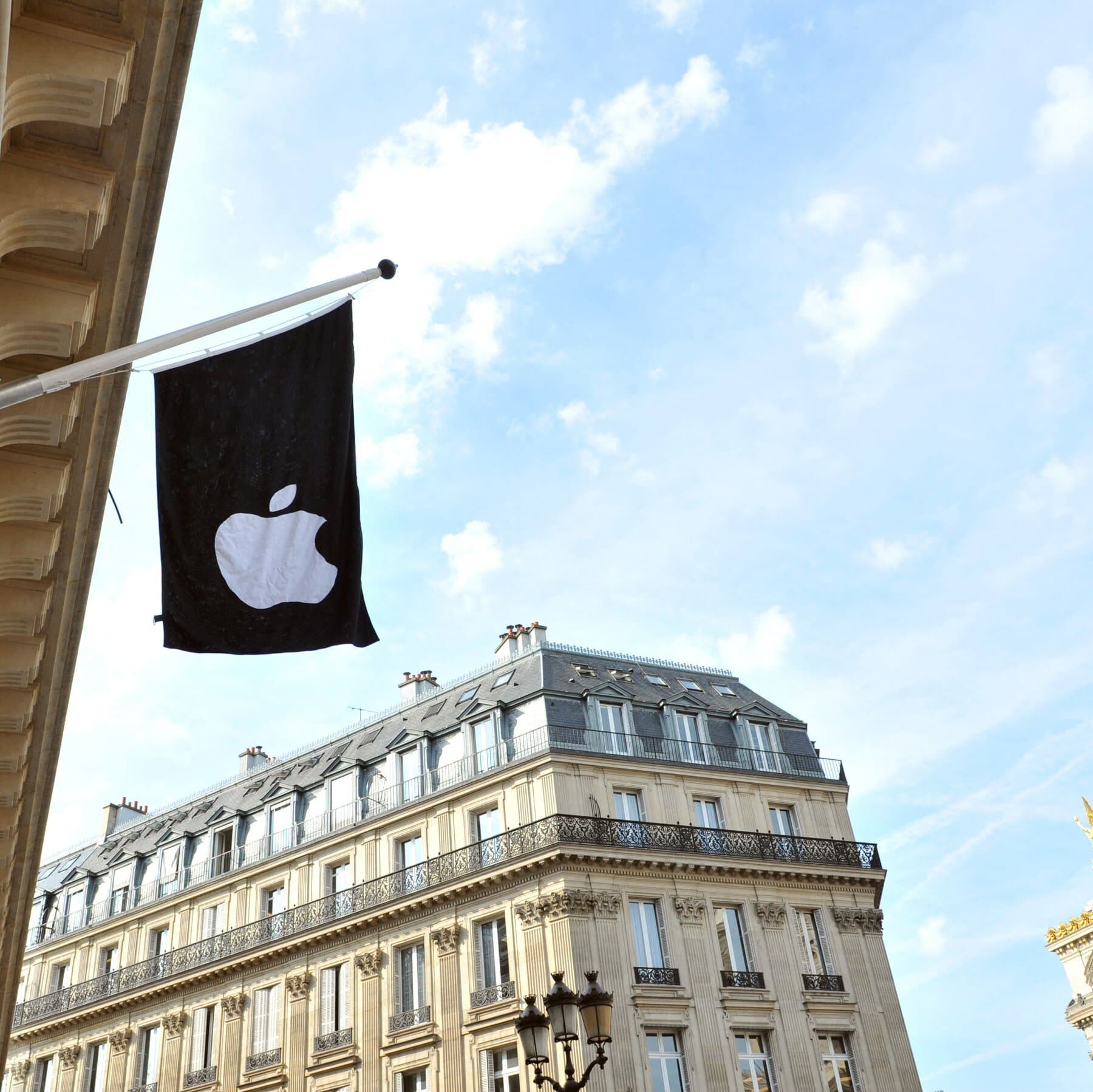 A visual representation of Apple's new EU app distribution fee structure, highlighting the 5% commission model.