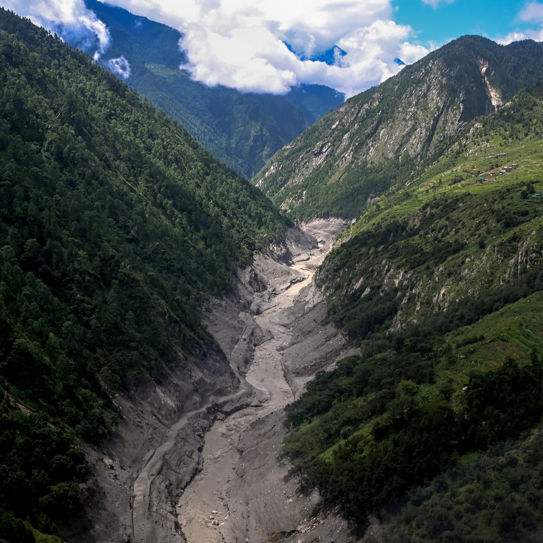 Infographic showing the connection between climate change and the August 2026 Himalayan floods, highlighting temperature increases and impacts.