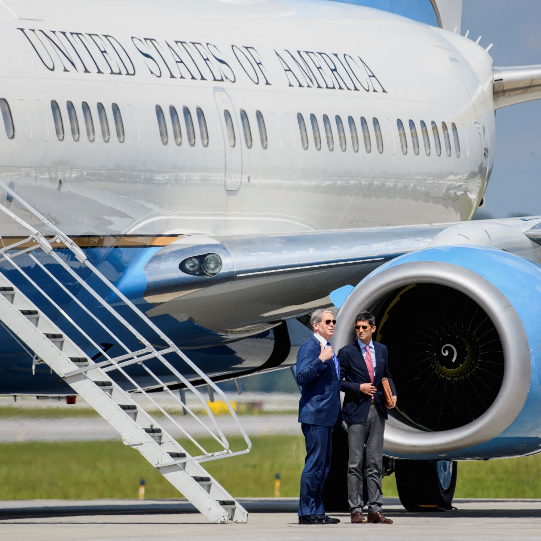 A visual representation of the U.S. inviting Russia to the G20 summit amidst European diplomatic tensions.