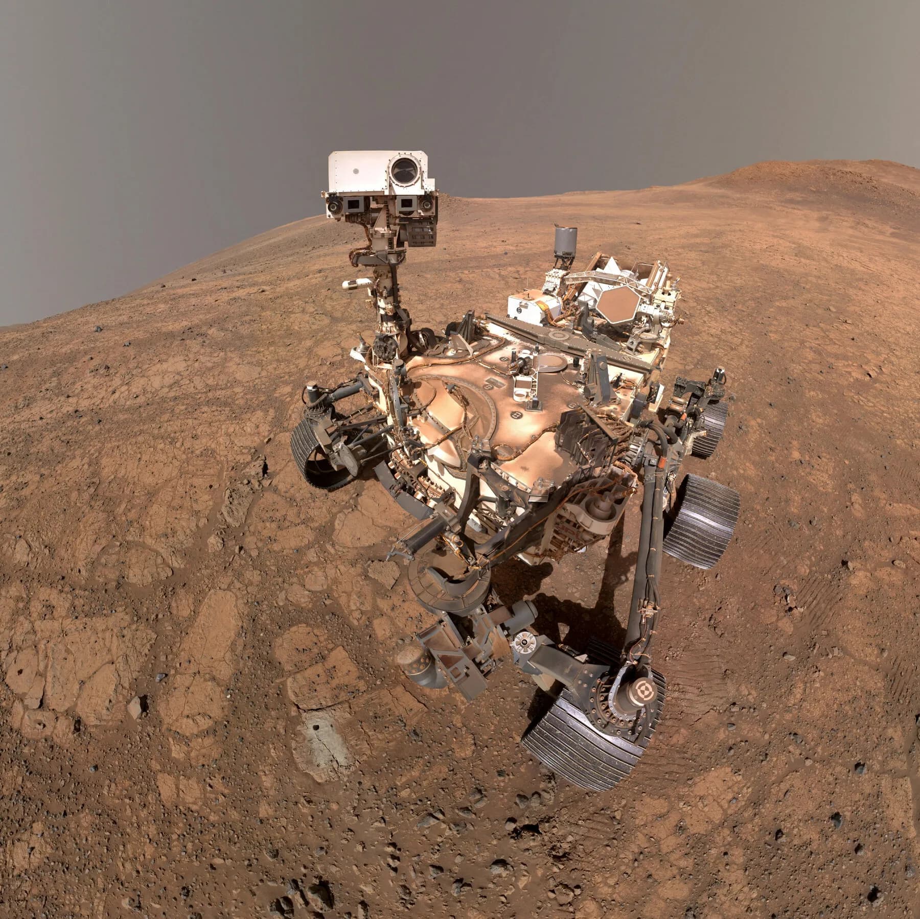 Infographic showing Perseverance rover's driving distance on Mars compared to previous records.