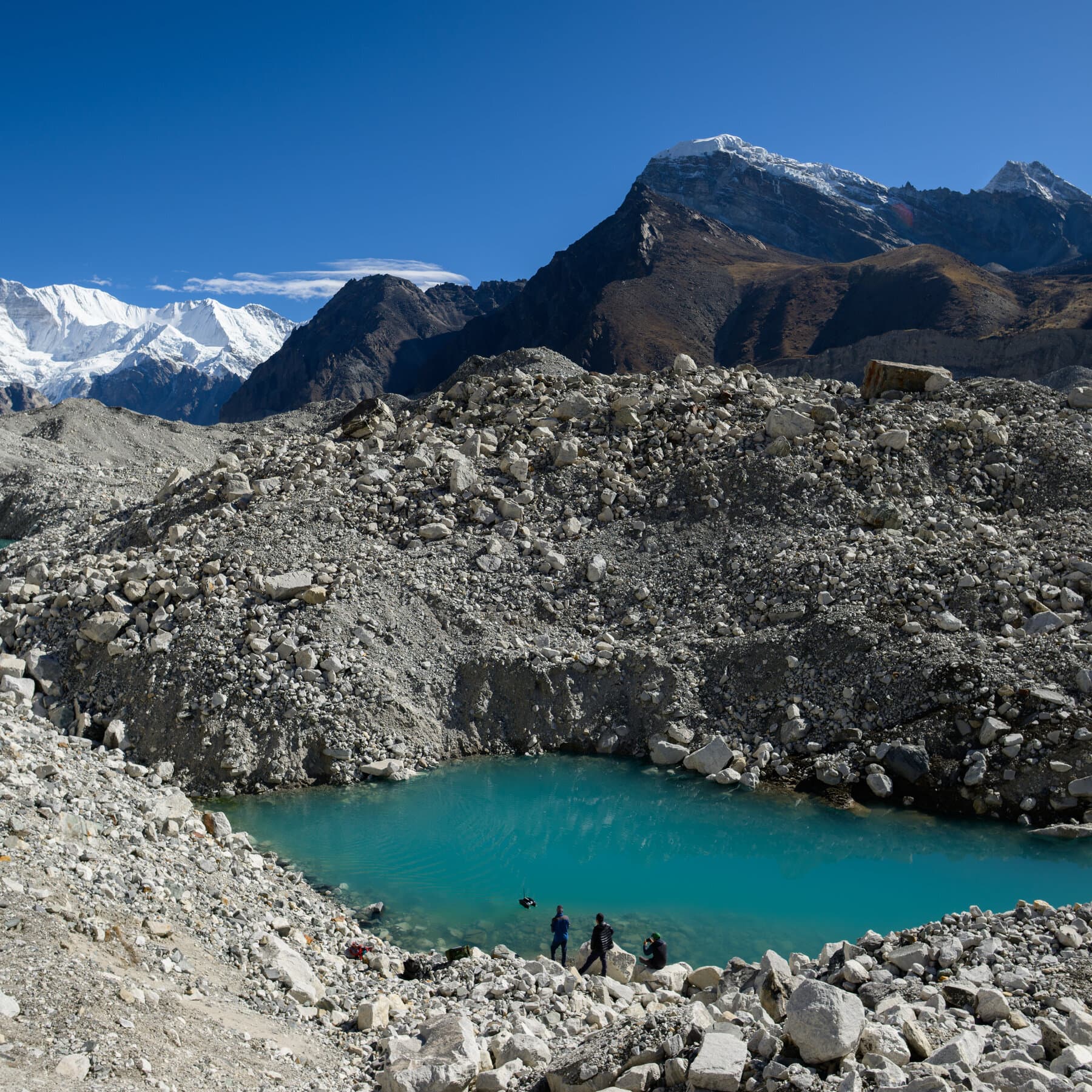 Infographic showing the impact of soot pollution on Himalayan glaciers and flood risks in Nepal and Tibet.