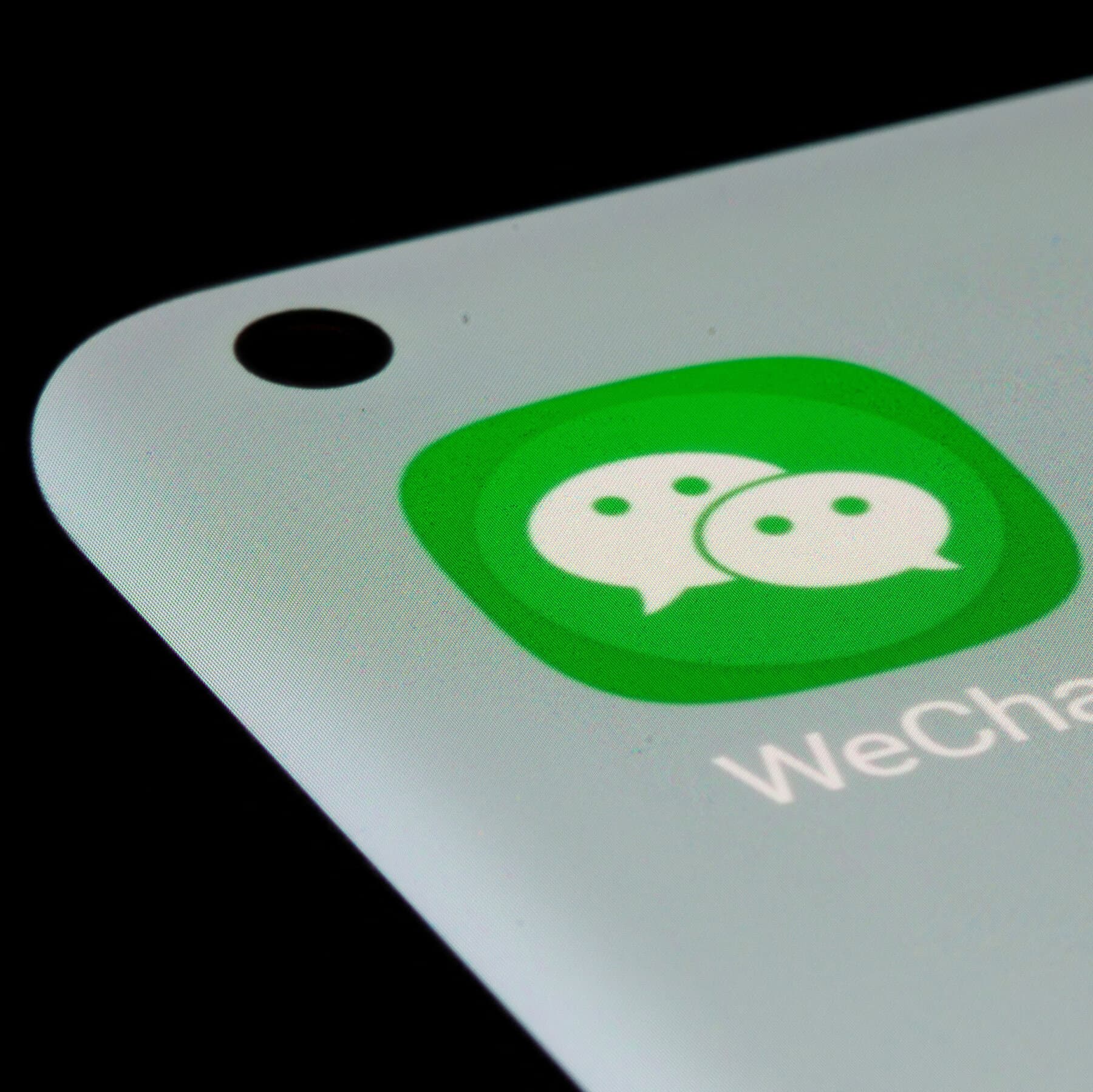 Infographic showing the spread of the AI worm exploit targeting WeChat users and its implications.