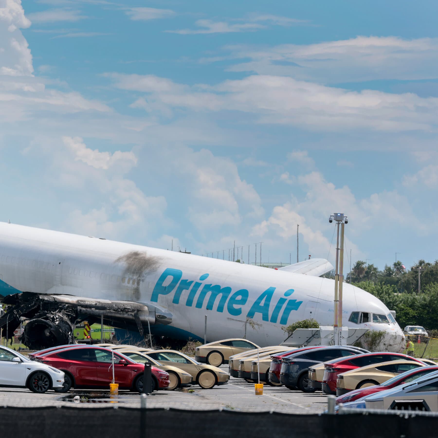 Infographic detailing Amazon's suspension of 21 Air partnership after a fatal runway overrun incident.