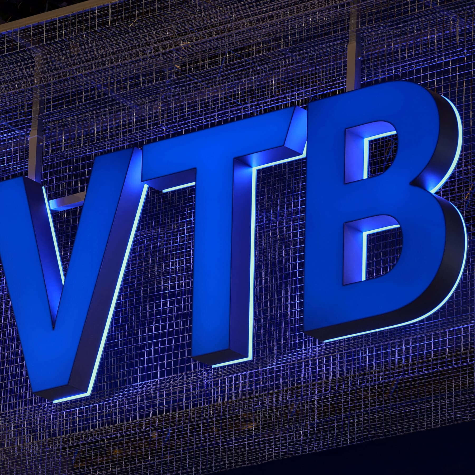 Infographic showing the impact of U.S. sanctions on VTB Bank and Iranian financial networks.