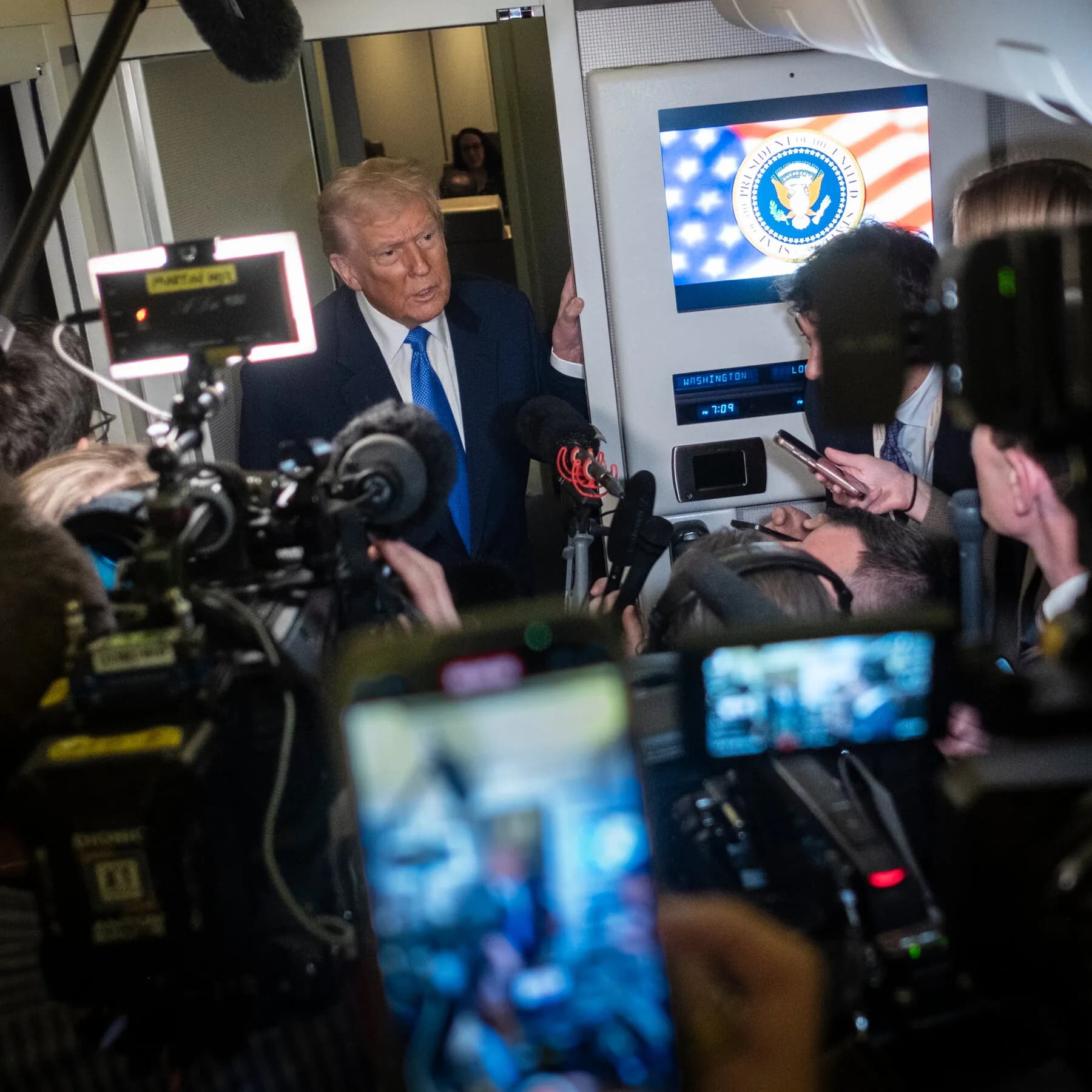 A graphic illustrating the White House's media access restrictions, focusing on CNN's exclusion from coverage.