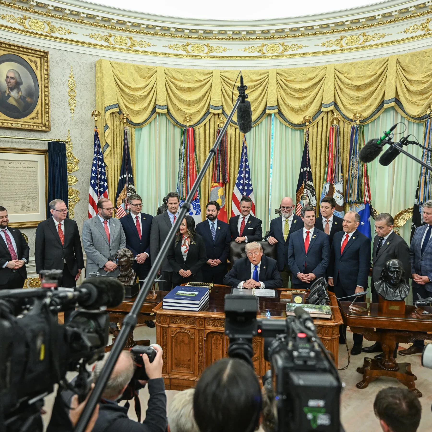 A graphic illustrating the timeline of the White House press access dispute involving CNN and major networks.