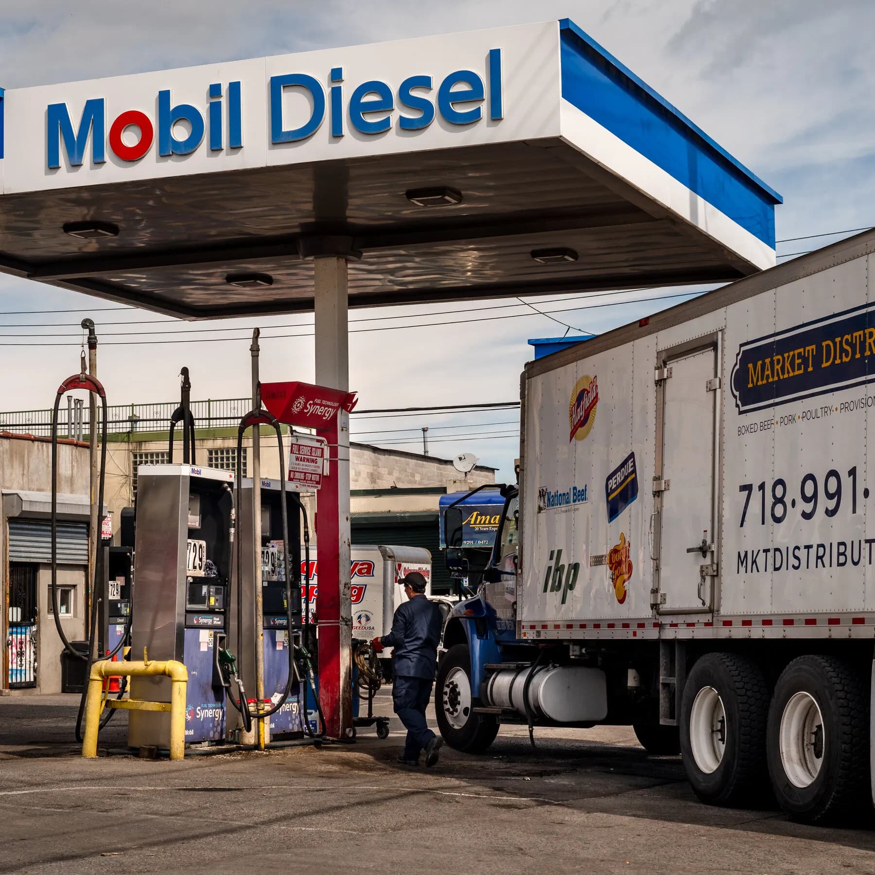 Infographic showing G7's 100 million barrel oil release and its effects on global fuel prices.