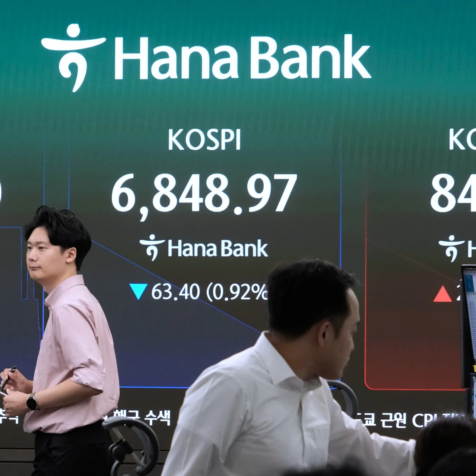 Infographic detailing the AI-assisted cyberattacks on South Korean banks, highlighting the number of affected individuals.
