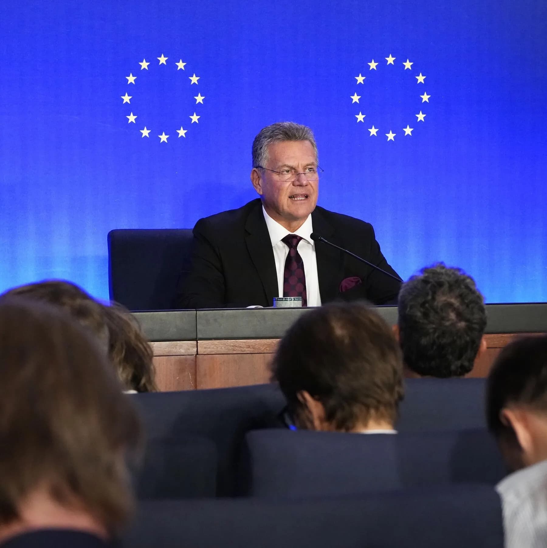 EU and China leaders discussing hybrid car export agreement