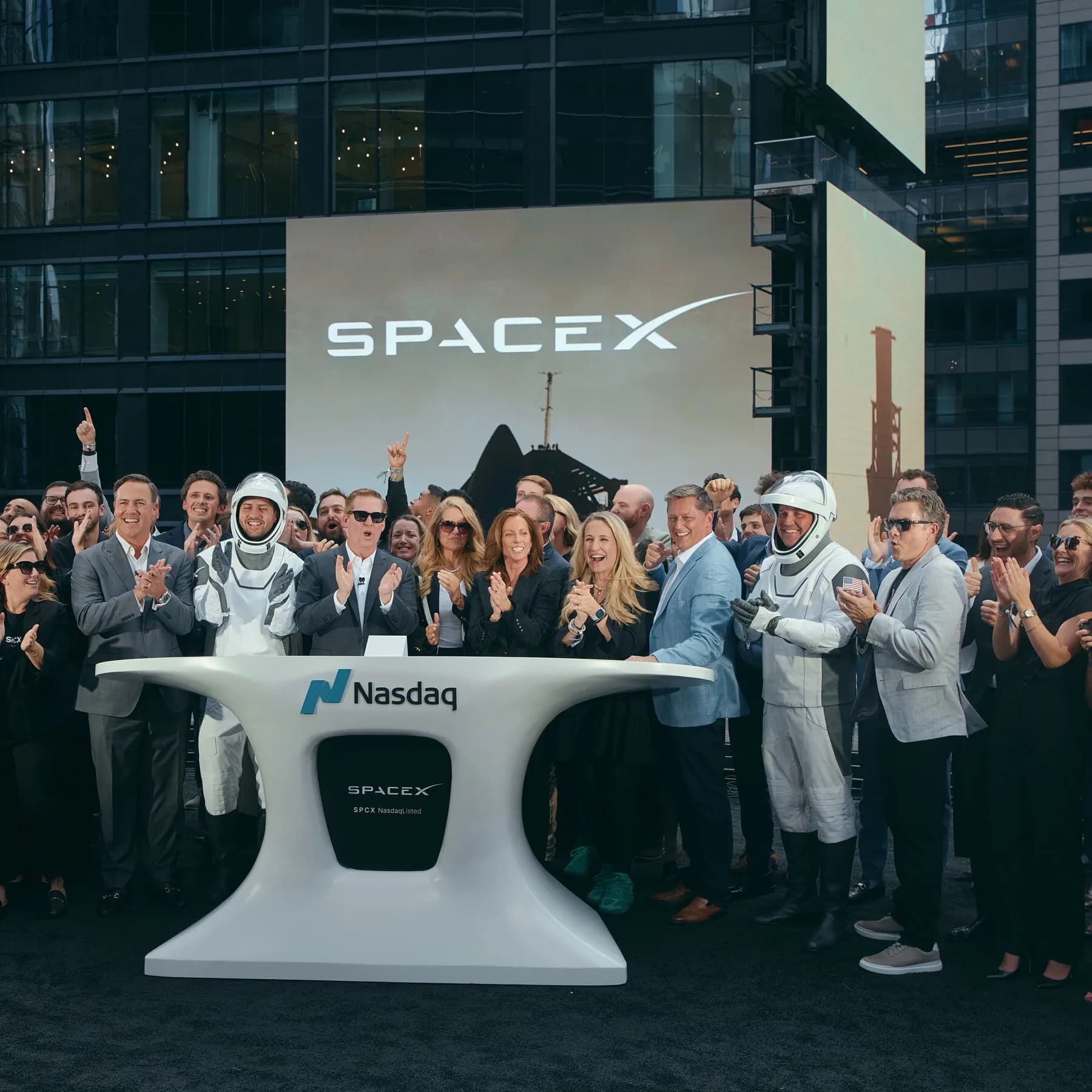 Infographic showing SpaceX's Q3 2026 revenue breakdown, emphasizing AI growth.