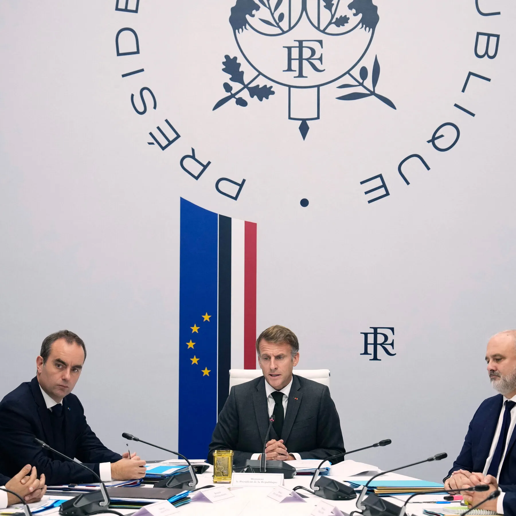 A graphic illustrating France's Aa3 credit rating status and economic indicators like public debt and deficits.