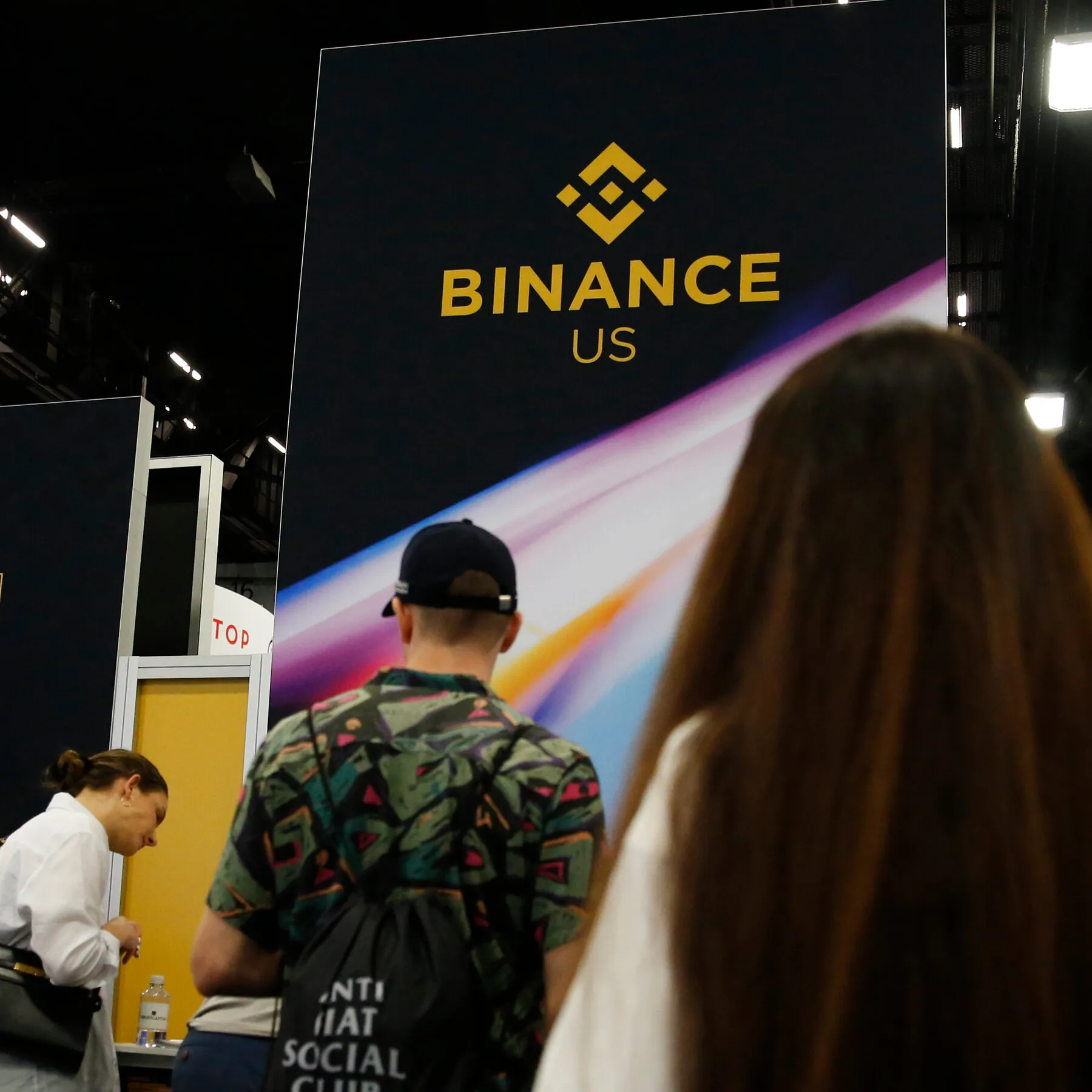 Data graphic detailing the $6.3 billion Binance crypto breach, showing frozen assets and market decline percentages