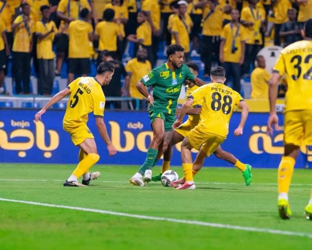 Al-Taawoun and Al-Khaleej players during their goalless draw match.