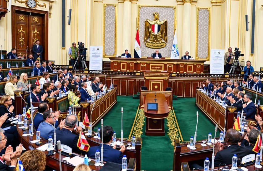Minimalist infographic detailing Egypt's parliamentary vote authorizing defensive military support for Saudi Arabia