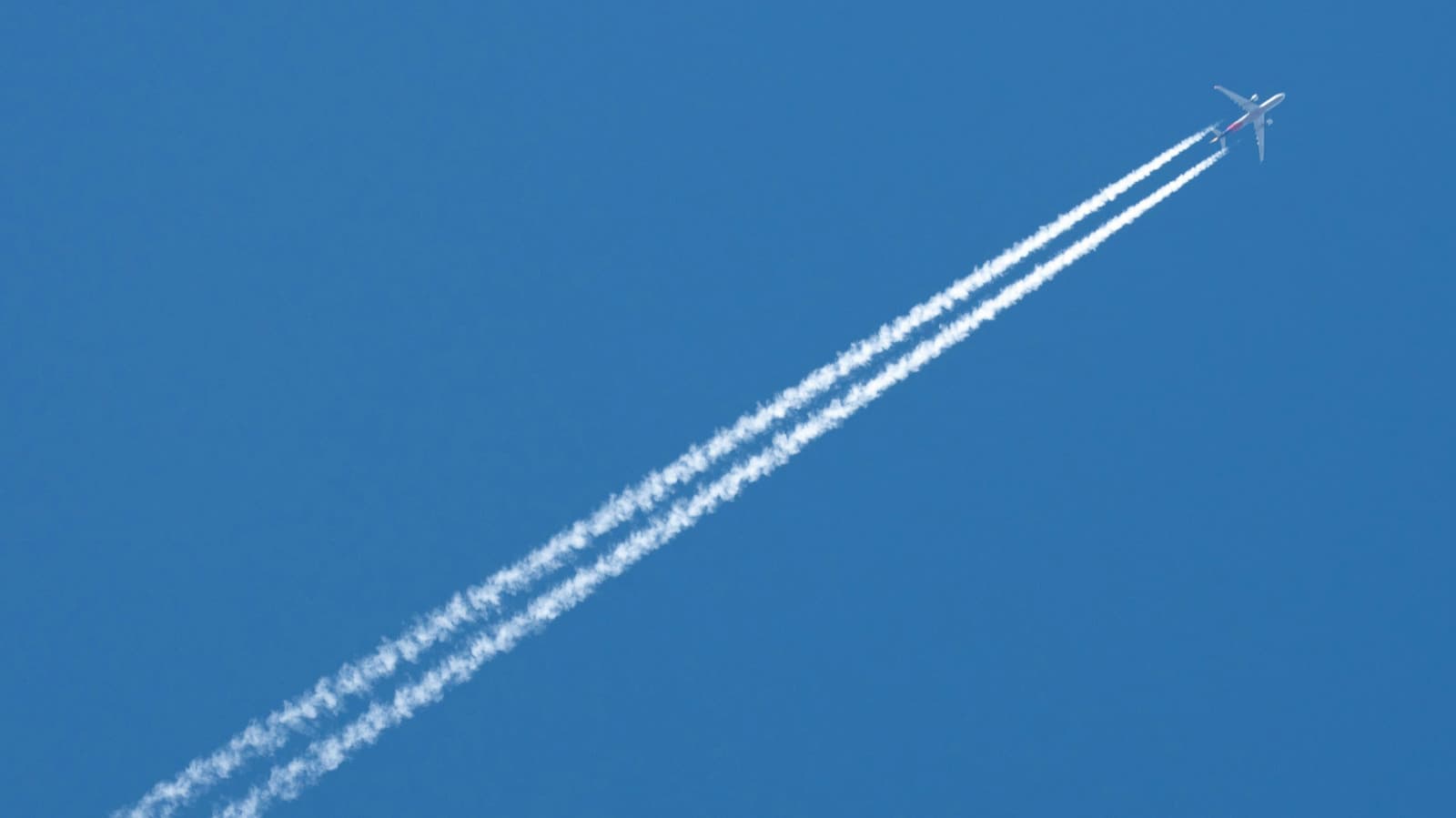 Google Partners with U.K. to Launch AI Initiative for Aviation Contrail Reduction