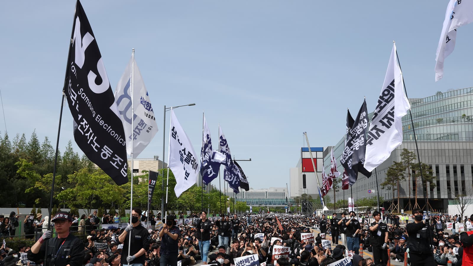 Samsung Electronics reaches tentative labor agreement averting strike
